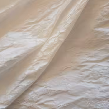 Tkaniny ślubne, biel, delikatny krem, wypukły motyw kwiatowy