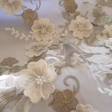 Tkaniny ślubne, naszywane kwiaty, srebrna nić