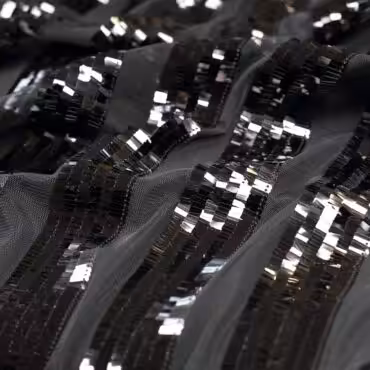 Materiał cekinowy, cekiny czarne prostokąty połysk, pasy na siatce