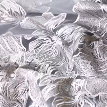 Koronka, duże kwiaty wyszywane na siatce: szary, srebrny