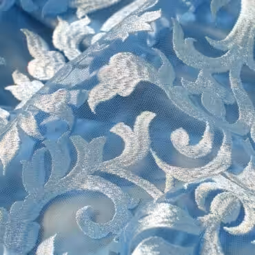 Koronka, ornamentowy motyw na siatce, błękit baby blue