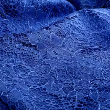 Koronka cienka, z motywem kwiatowym, o kolorze szafirowym