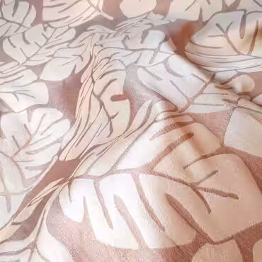 Żakard jedwabny, motyw liście monstera, pastelowy róż, ecru, z połyskiem