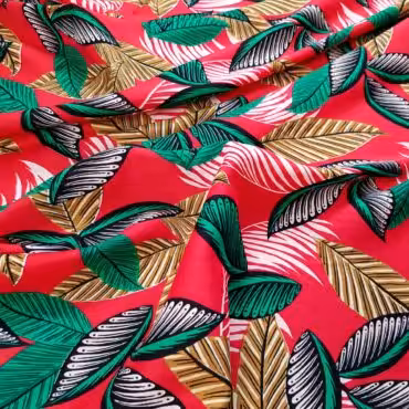 Wiskoza drukowana czerwona, motyw liście: zieleń, jasny brąz, pudrowy róż