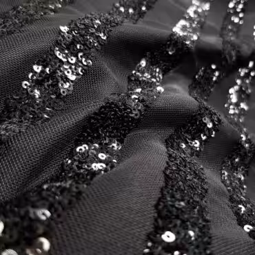 Materiał cekinowy, pasy na siatce, czarne cekiny oczka na czerni