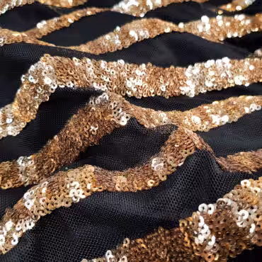 Materiał cekinowy, pasy na siatce, złote cekiny oczka na czerni
