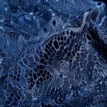 Koronka piórkowa, granatowa, eteryczna, motyw kwiaty, fale