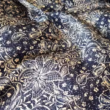 Tkanina syntetyczna markowa, motyw kwiaty, granat, jasny beż