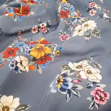 Syntetyczna tkanina kwiaty na szarości z nutą zgaszonego niebieskiego