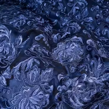 Koronka granatowa, kwiaty wyszywane na siatce