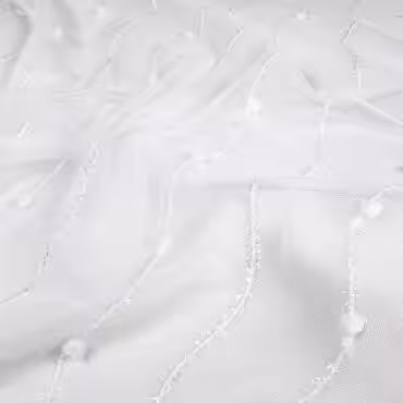 Syntetyczna dzianina biała, połyskujące prążki fale, pomponiki