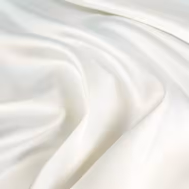 syntetyczna tkanina gładka, perłowa biel, satynowy połysk