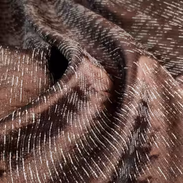 Żakard lekki, motyw abstrakcyjny, brąz z miodowymi i białymi prążkami