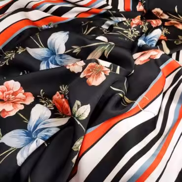 Syntetyczna tkanina wzorzysta, kwiaty na czerni, raporty pasy
