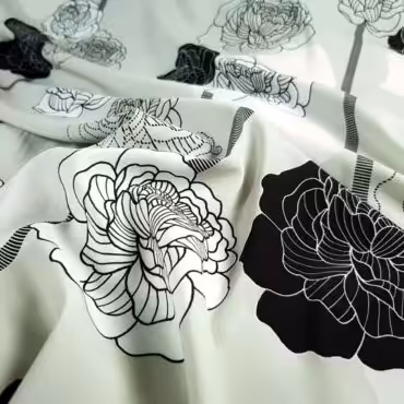 Syntetyczna tkanina sukienkowa, czarno-białe róże na szarości z nutą pistacji