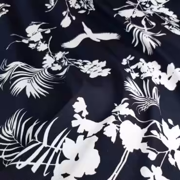 Syntetyczna tkanina kwiaty, ptaki, granat z bielą, splot rypsowy