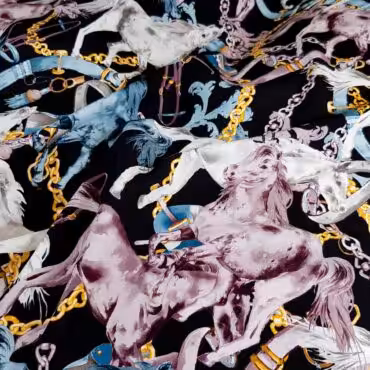 Jedwab drukowany wzór konie, łańcuchy, czarny, z elastanem