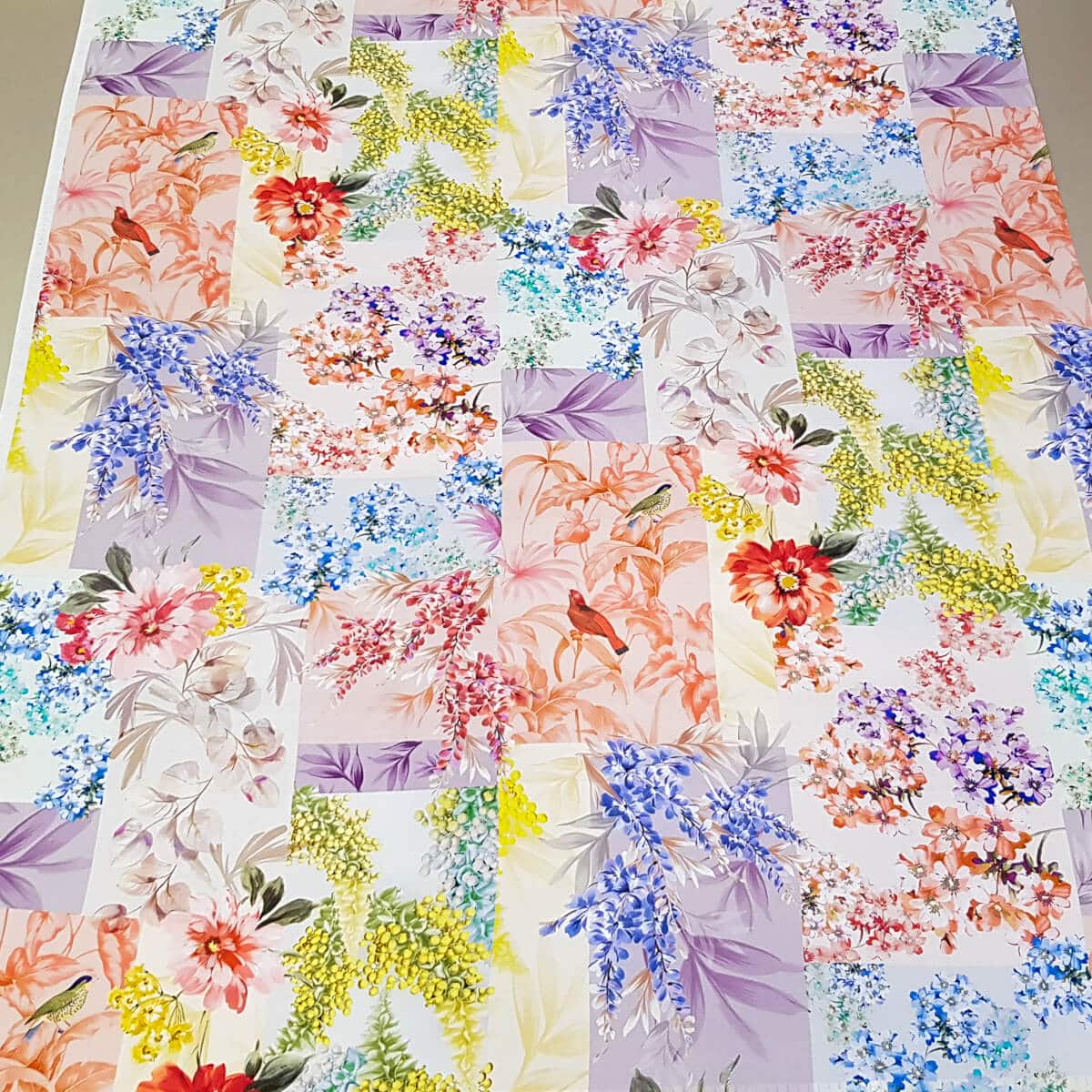 pastelowy jedwab szantungowy kolorowy wzor kwiaty ptakiE