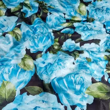 naturalny jedwab satynowy nakrapiany niebieskie kwiatyA