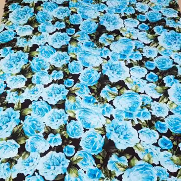 naturalny jedwab satynowy nakrapiany niebieskie kwiatyD