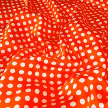 naturalny jedwab czerwony w biale groszki satynaA
