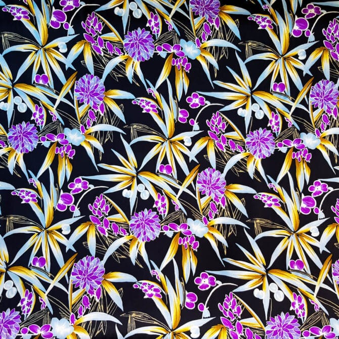 jedwab naturalny w kwiaty fioletowe na czerni satynaD