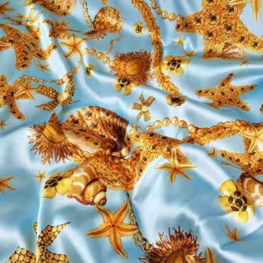 jedwab w muszle na wzor versace jasnoniebieski złoty satynaA