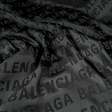 czarny jedwab z napisami typ balenciaga elastycznyB