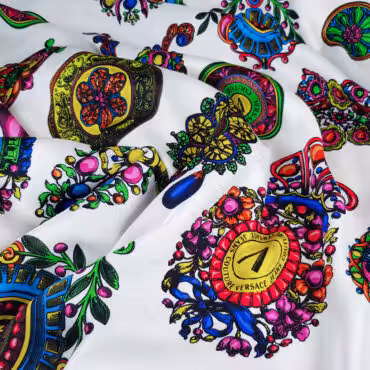wiskoza w kolorowe wzory typ versace z napisami bialaA