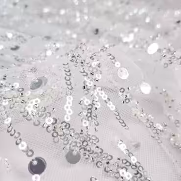 koronka cekinowa biala na tiulu cekiny srebrneB