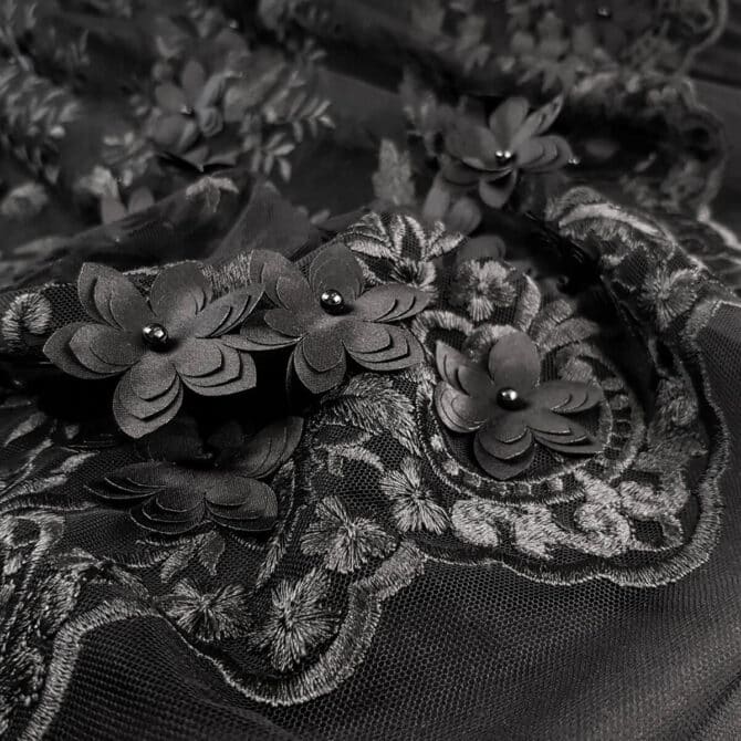 czarna koronka 3d na tiulu z zakonczeniem kwiatyA