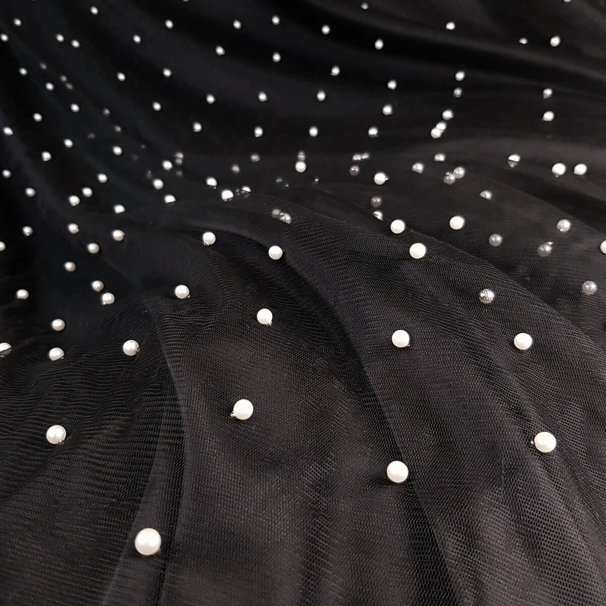 czarny tiul z perlami elastyczny biale koralikiC