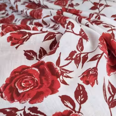 miekki len we wzory z bawelna czerwone roze na bieliA