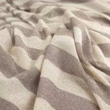 dzianina brokatowa sukienkowa bezowa ze zlotem pasyA