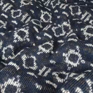 gruba welna swetrowa granatowa geometryczne wzoryA