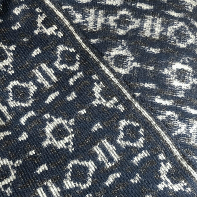 gruba welna swetrowa granatowa geometryczne wzoryE