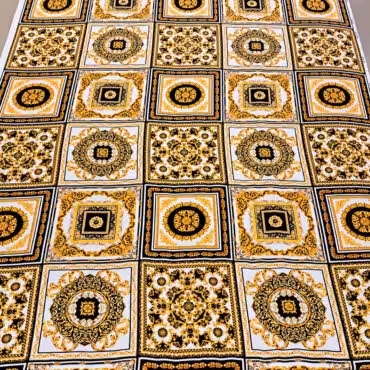 jedwab zakardowy drukowany wzor versace kwadraty kreponB