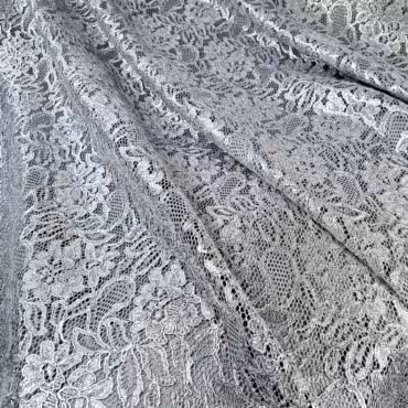 srebrna koronka material z polyskiem wzor fendiB