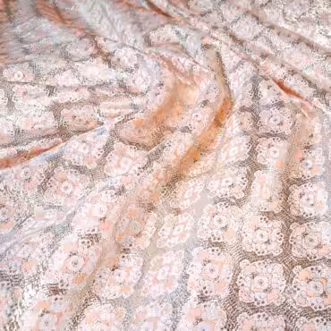 blyszczacy material zakardowy we wzory srebrny z rozemA