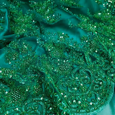 zielona koronka na tiulu zakonczona koraliki cekinyA