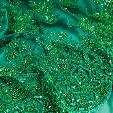 zielona koronka na tiulu zakonczona koraliki cekinyA