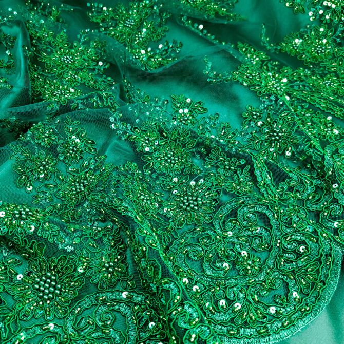 zielona koronka na tiulu zakonczona koraliki cekinyA