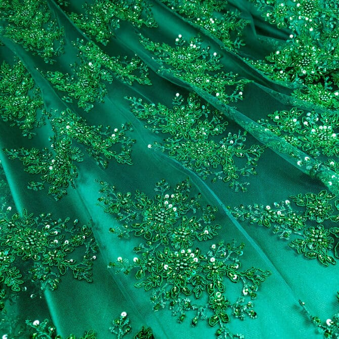 zielona koronka na tiulu zakonczona koraliki cekinyC