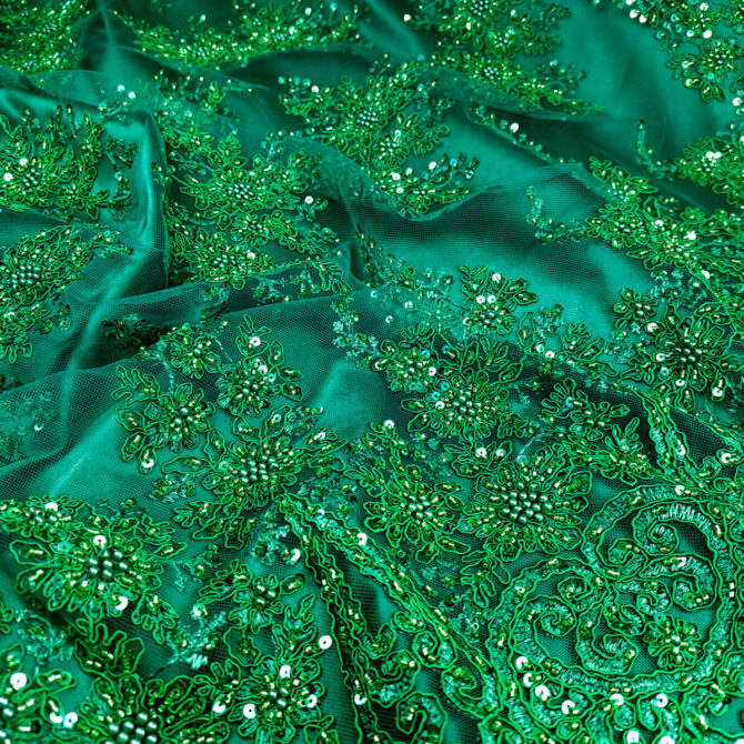 zielona koronka na tiulu zakonczona koraliki cekinyE