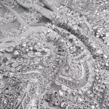 srebrna koronka material tiulowy z koralikami i cekinamiA