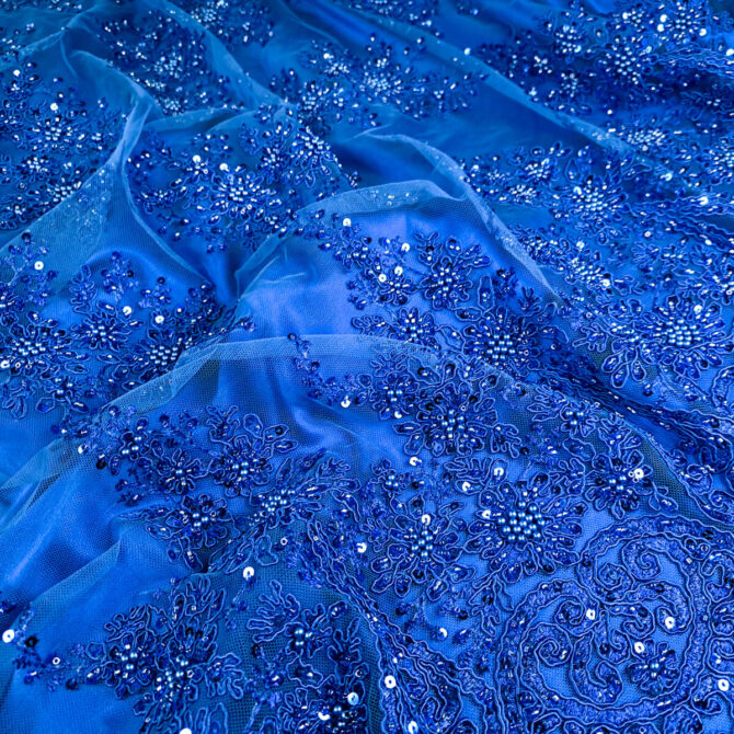 wieczorowy material koronka z koralikami kobaltowaC