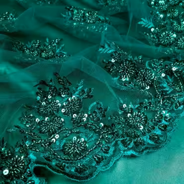 zielona koronka z wykonczonymi brzegami cekiny na tiuluA