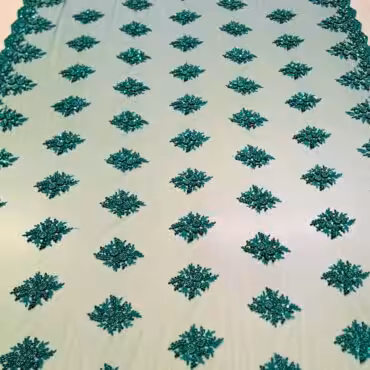 zielona koronka z wykonczonymi brzegami cekiny na tiuluB