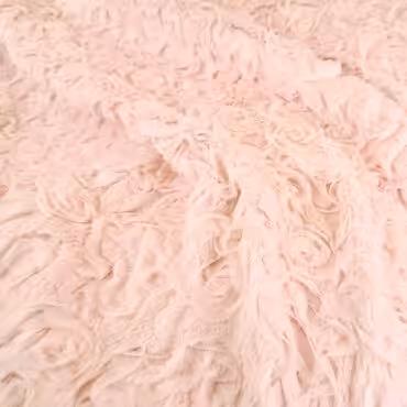 futrzany material w roze z tiulu pudrowy rozA