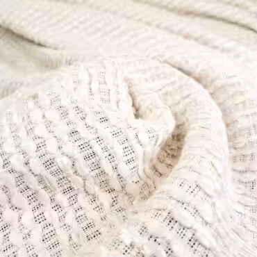 biala chanelka z tasiemkami i spulchniana przedzaA